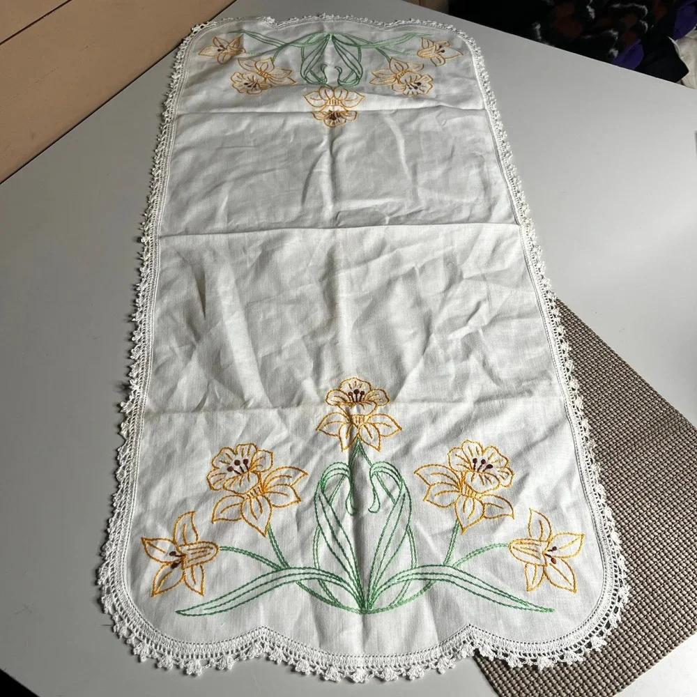 Vintage Hand Embroidered Daffodil Table Runner White Linen Crocheted Lace Trim